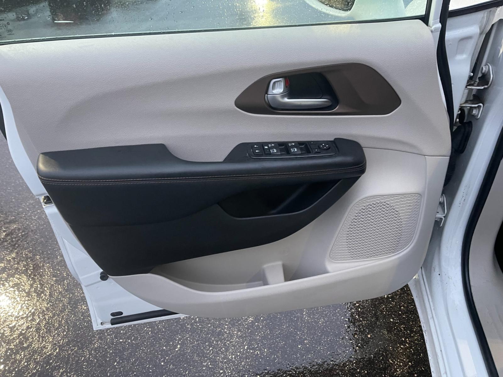 2018 White /Black Chrysler Pacifica Touring-L Plus (2C4RC1EG0JR) with an 3.6L V6 DOHC 24V engine, 9A transmission, located at 11115 Chardon Rd. , Chardon, OH, 44024, (440) 214-9705, 41.580246, -81.241943 - This 2018 Chrysler Pacifica Touring L Plus is a well-equipped minivan, boasting a single-owner history and a clean accident record. It features a capable 3.6L Pentastar V6 engine complemented by a 9-speed automatic transmission with start-stop technology to enhance fuel efficiency. The interior is a - Photo #17